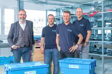 Das dplan-IT-Remarketing-Team steht vor aufbereiteter Computer Hardware